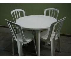 Locação de Mesa Redonda com 4 Cadeiras de Plástico na cor Branca