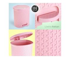 Lixeira Rattan com pedal 6L Rosa De: R$ 36,90 Por: R$ 29,52 • LINK DA LOJA NO BOTÃO AZUL