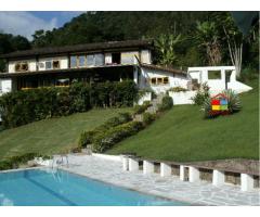 Casa projetada pelo arquiteto Sergio Rodrigues à venda no Condomínio Portogalo